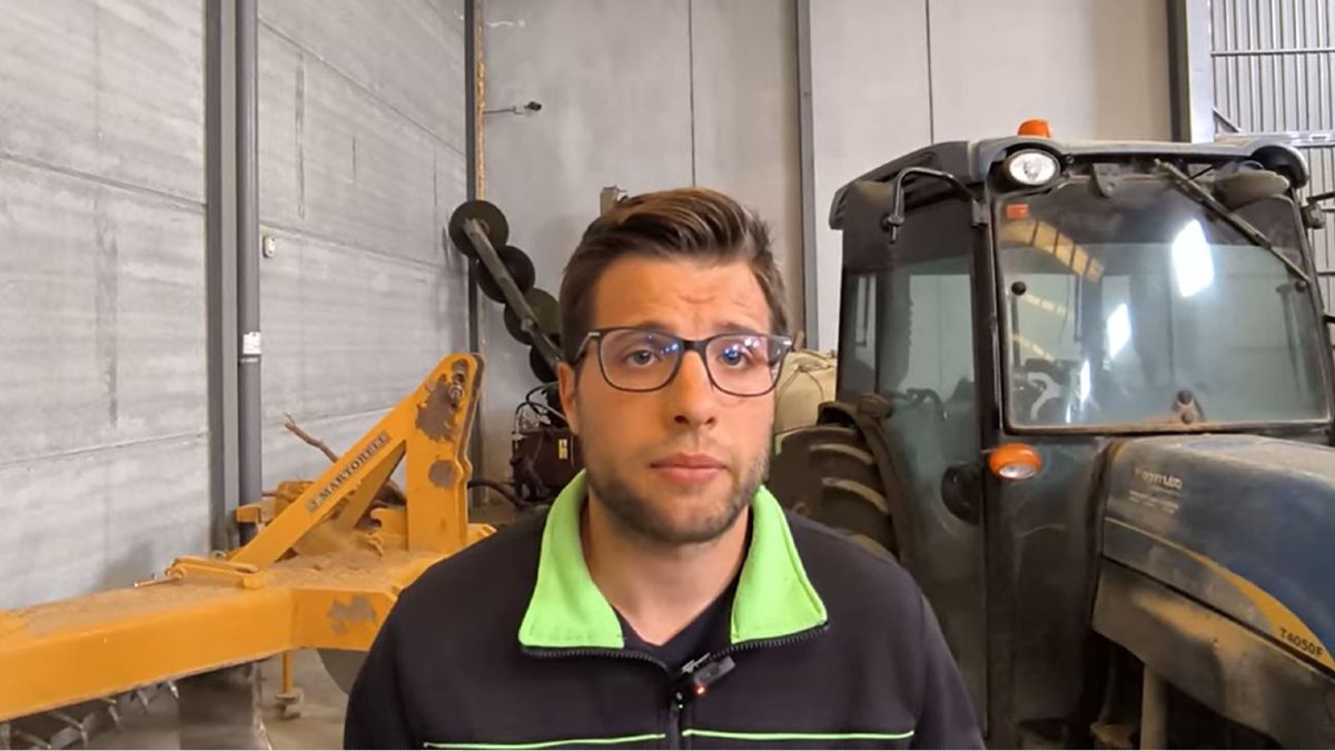 el agricultor durante el video con un tractor detrás