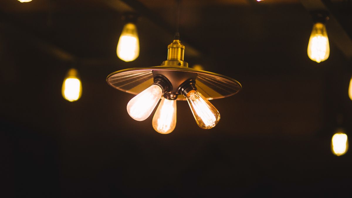 Unas bombillas encendidas en la noche