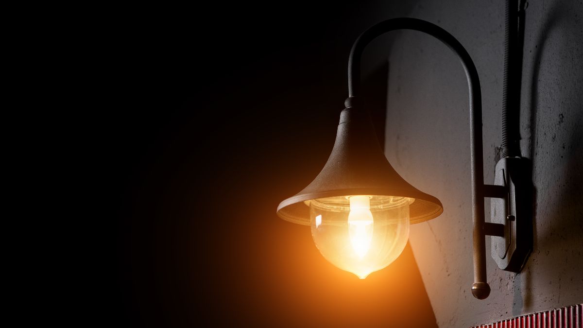 Una farola encendida en la calle