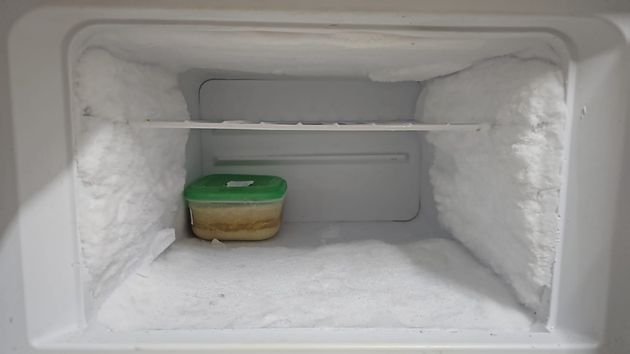 Adiós al hielo acumulado en el congelador: esta técnica con papel de aluminio lo elimina en pocos minutos