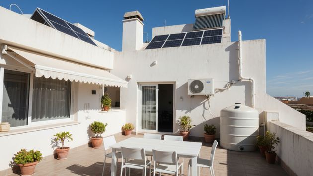 Una pareja instala placas solares, aire acondicionado y un toldo en la terraza de su ático sin permiso de la comunidad y causan humedades al vecino: tendrán que desmontarlo todo