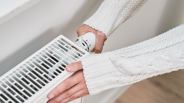 Los expertos recomiendan poner fin a la regla de los 19ºC: así ahorrarás en la factura de la luz