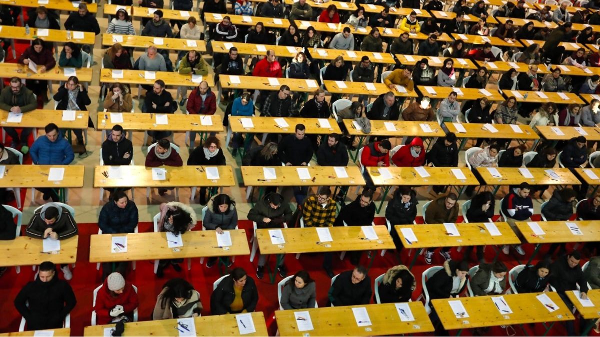 Alumnos realizando un examen de oposiciones