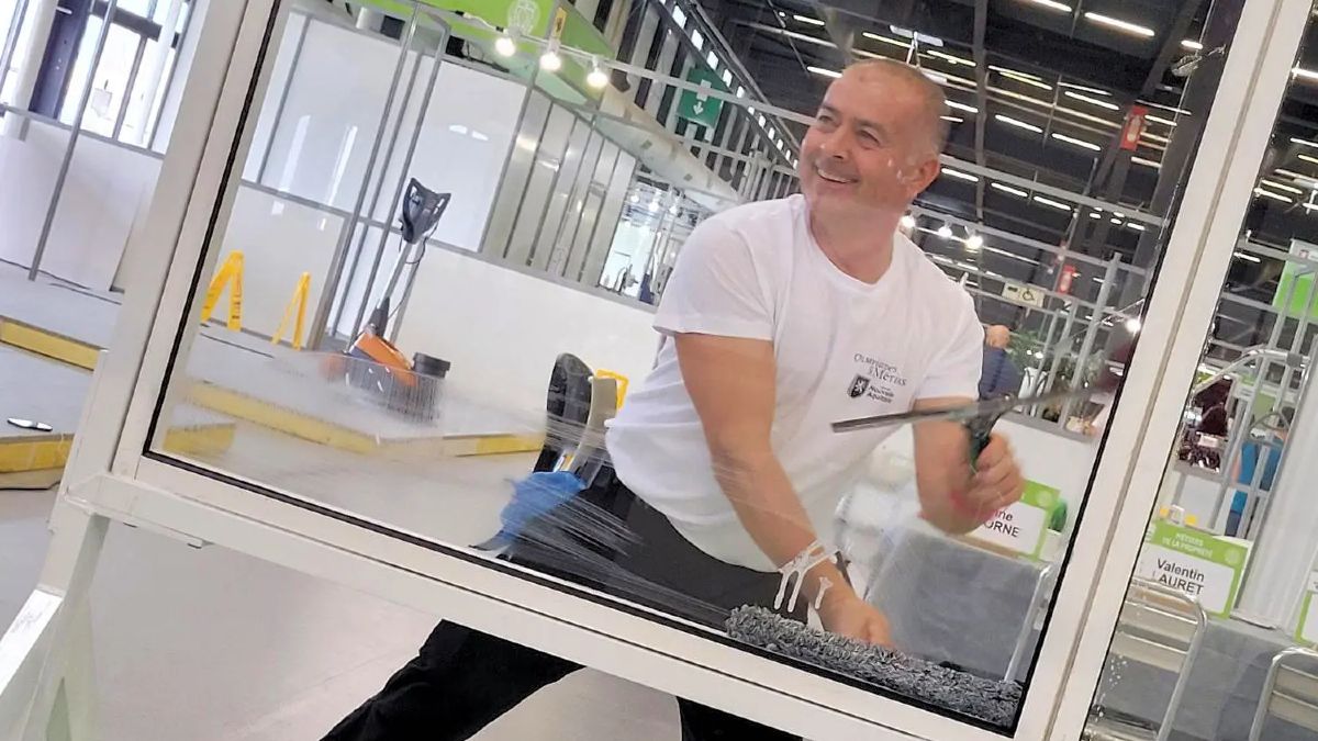 Franck limpiando una ventana