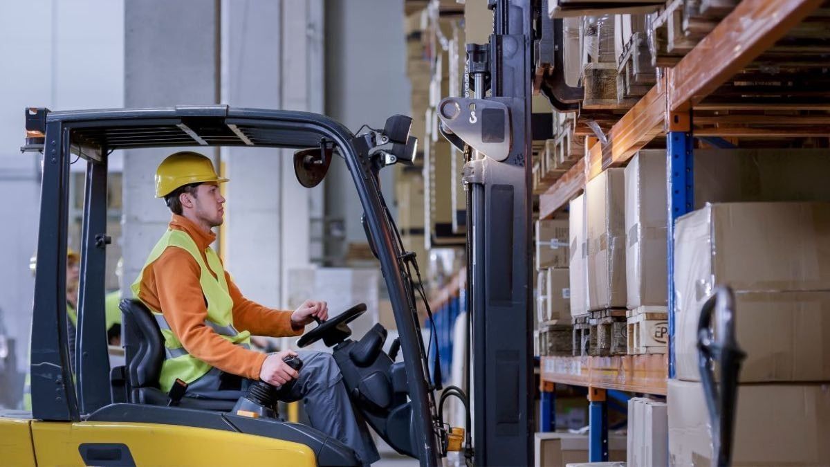 Un carretillero en su puesto de trabajo