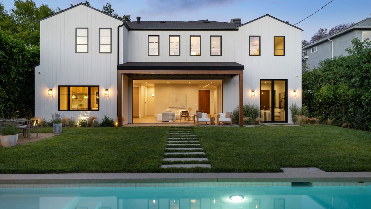 Una casa con piscina