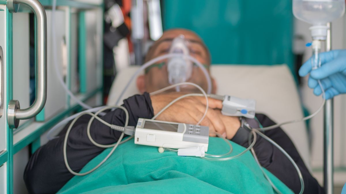 Un trabajador tras sufrir un infarto