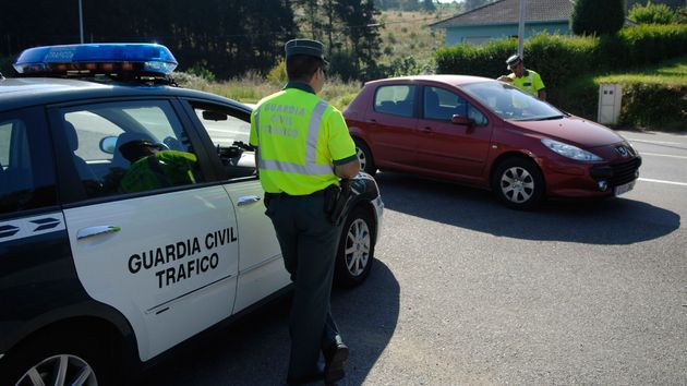 La Guardia Civil está revisando las guanteras de los coches: hasta 30.000 euros de multa por llevar esto