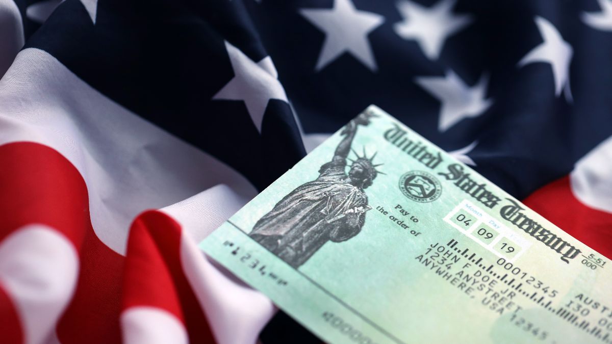 un cheque de pago de estados unidos y la bandera