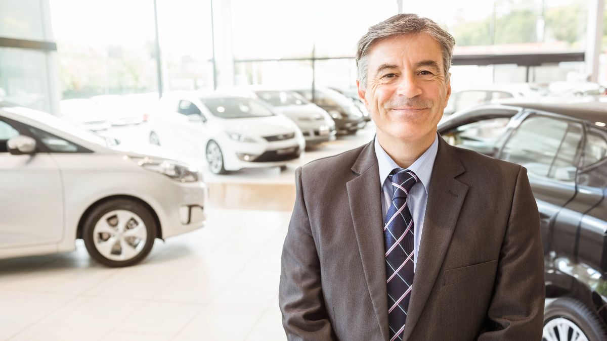 Un empresario en un concesionario de coches