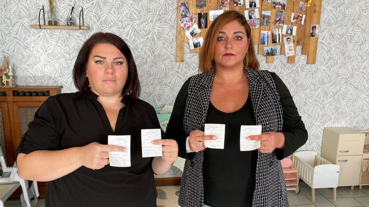 Dos mujeres muestran papeletas