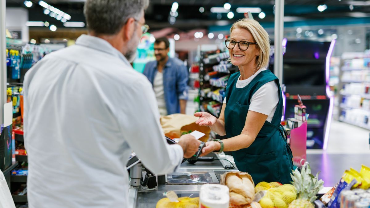 empleada atendiendo en supermercado