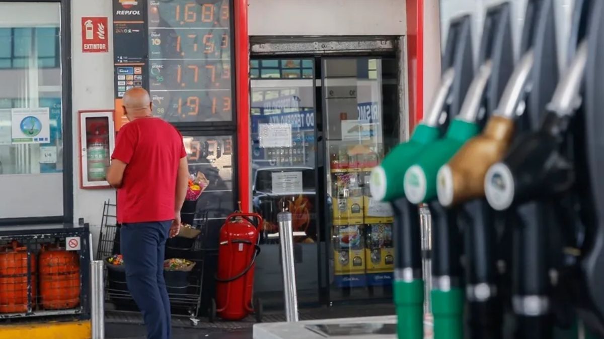 Un hombre mirando los precios en una gasolinera