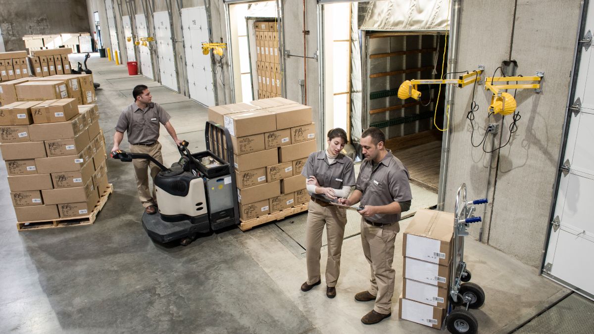 Trabajadores en un almacen