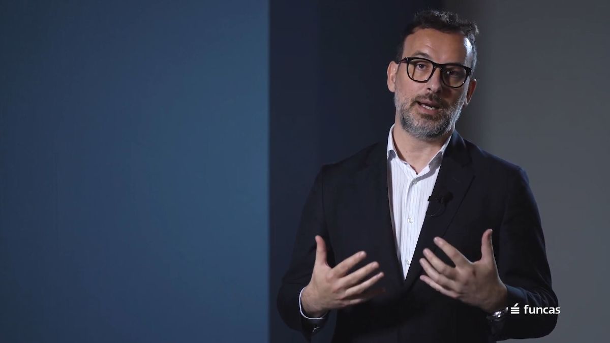 el economista explicando en el video