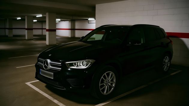 Una mujer denuncia a su vecina porque su coche nuevo sobresale de la plaza del garaje y le complica aparcar: la justicia dice que solo tiene que girar un poco el volante