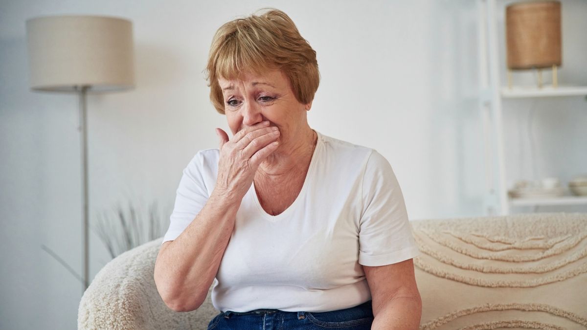 Mujer triste con la mano en la boca