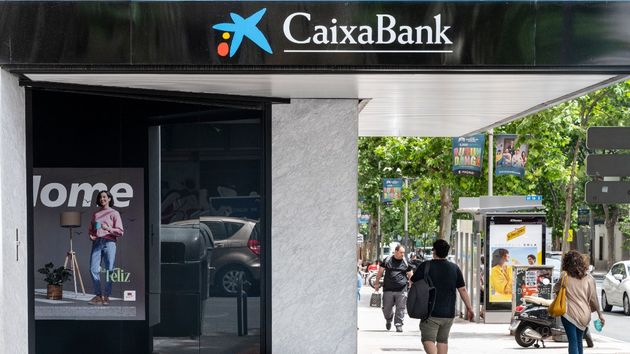 Una directora de oficina de CaixaBank que cobraba más de 5.000 euros al mes es despedida por consultar cuentas de clientes por puro cotilleo: es procedente