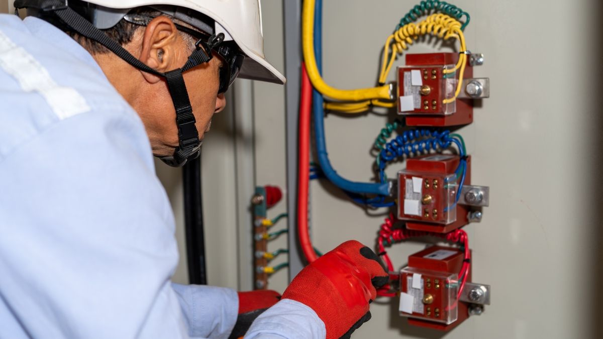 Un electricista trabajando