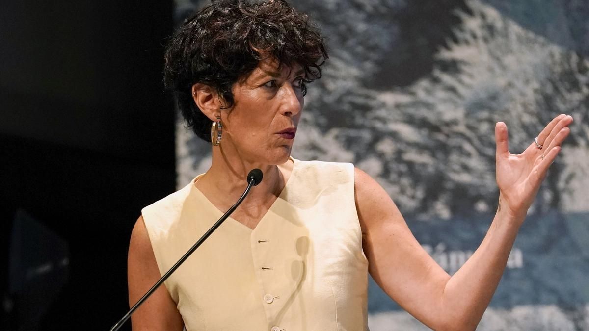 Elma Saiz con la mano extendida