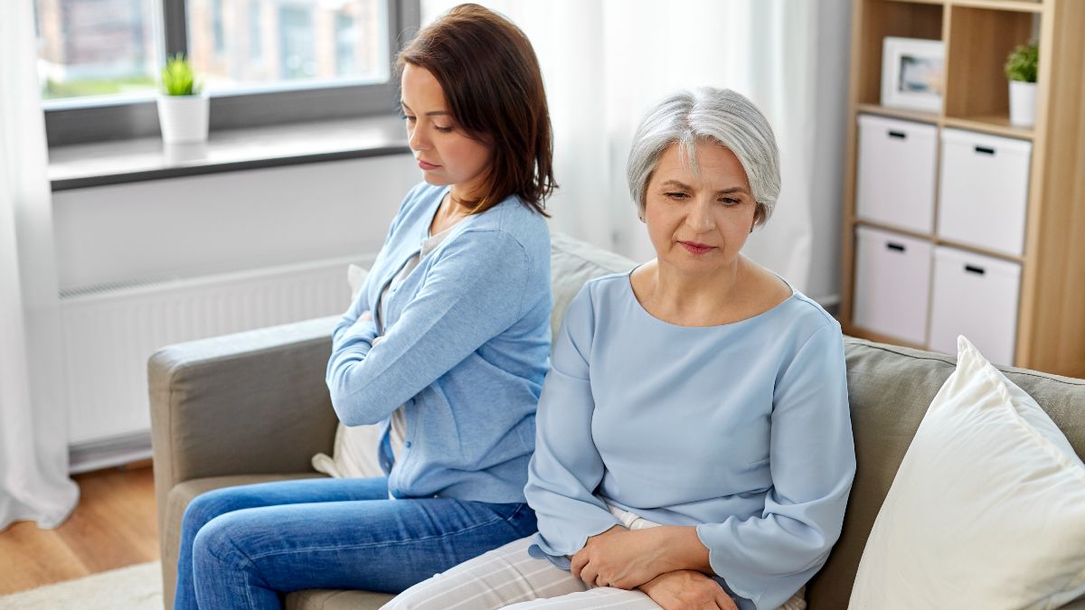 Madre e hija enfadadas
