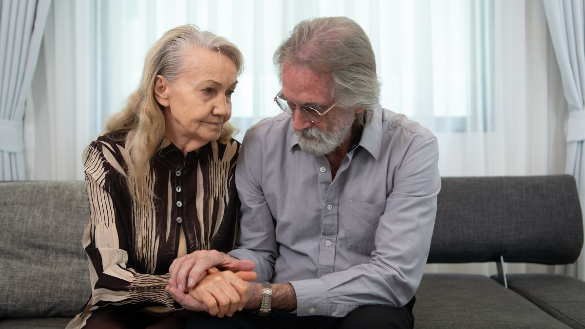 pareja de ancianos triste