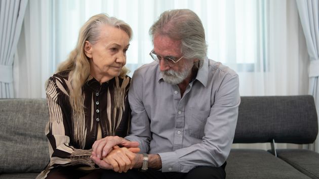 “Es demasiado doloroso”: Un matrimonio de jubilados vendió su casa hace 8 años y el banco se niega a entregarles el dinero de la venta