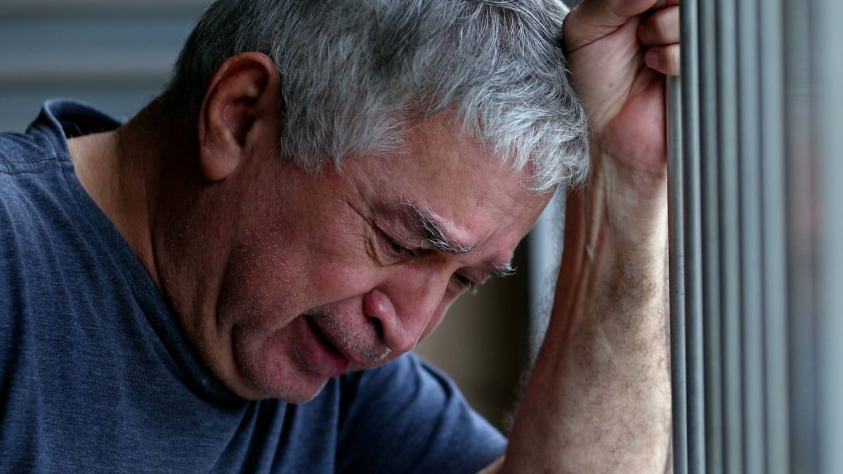 Un hombre llorando