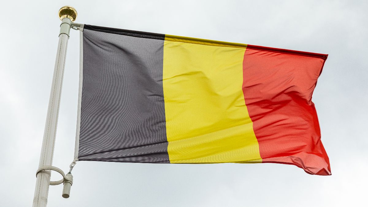 una bandera de belgica ondeando