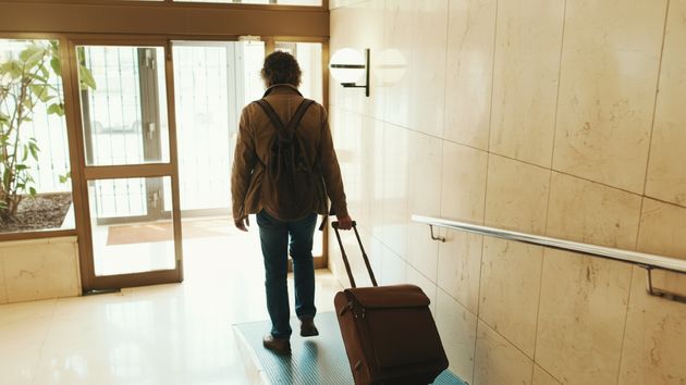 Una mujer desahucia a su exsuegro que ocupaba casa tras el divorcio sin permiso, aunque alegaba no hacerlo: un detective demuestra que sí lo hacía y la justicia ordena su desalojo