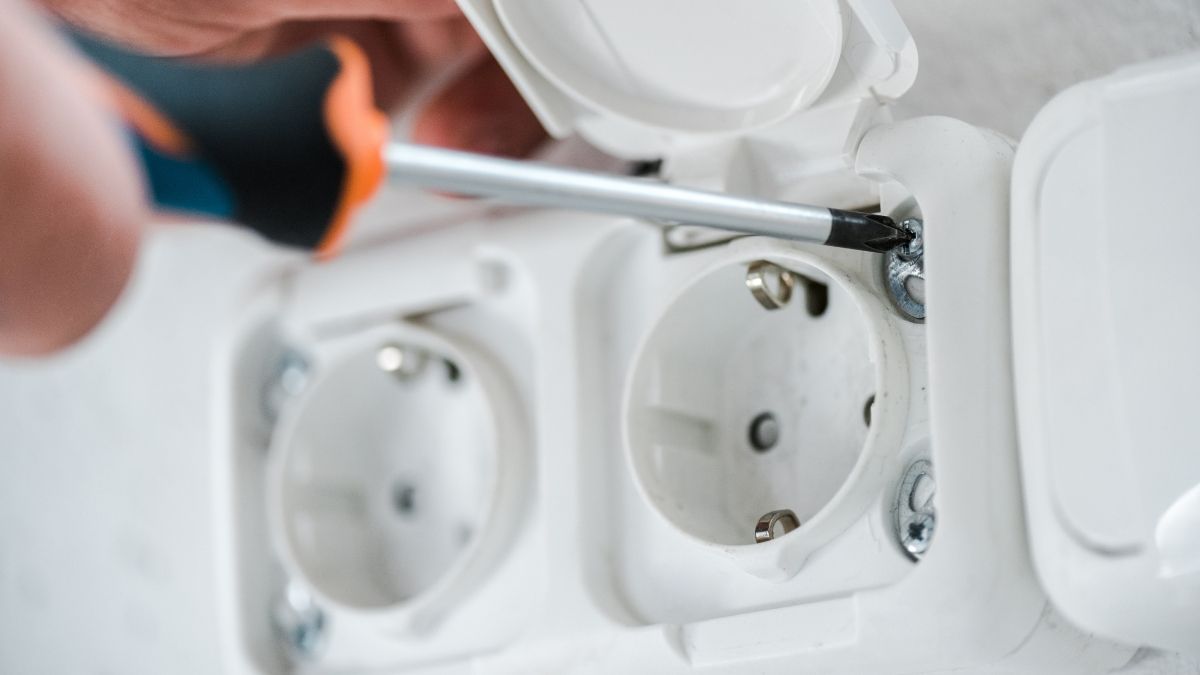 Un destornillador apretando tornillo