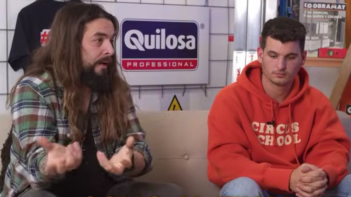 Dos montadores de cocina durante su entrevista