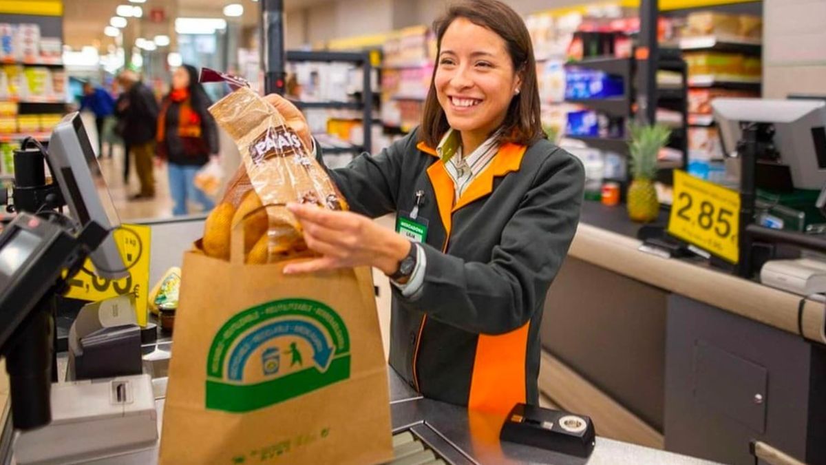 Una cajera de Mercadona coloca varios productos en bolsas