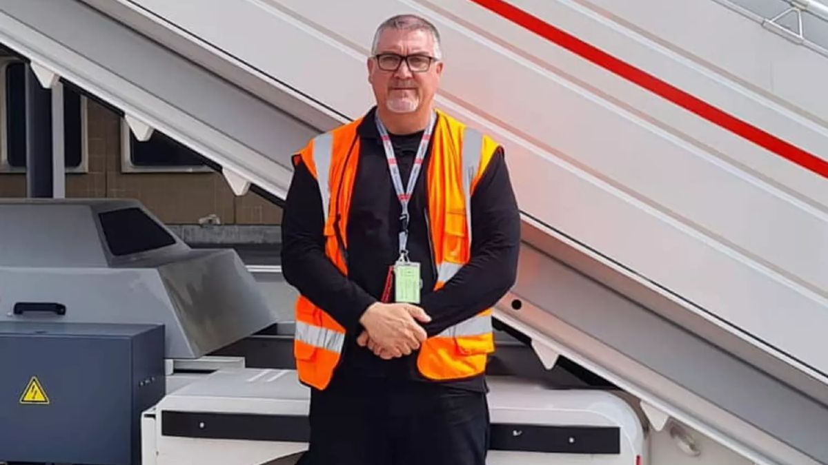 Jean Michel trabajando en el aeropuerto