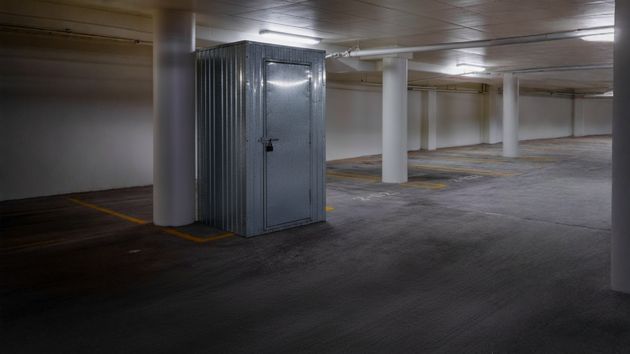 Un hombre denuncia a su vecina por construir un trastero en su plaza de garaje porque le molestaba para aparcar, pero la justicia le permite tenerlo: no molestaba para maniobrar