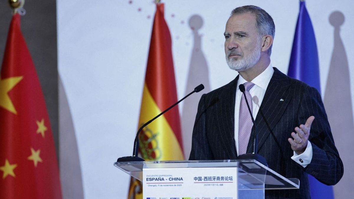 Felipe VI en China dando un discurso