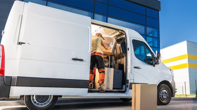 Adecco lanza más de 2.400 ofertas de empleo para repartidores en la campaña de Navidad