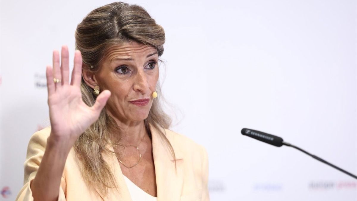 La ministra de Trabajo levantando la mano