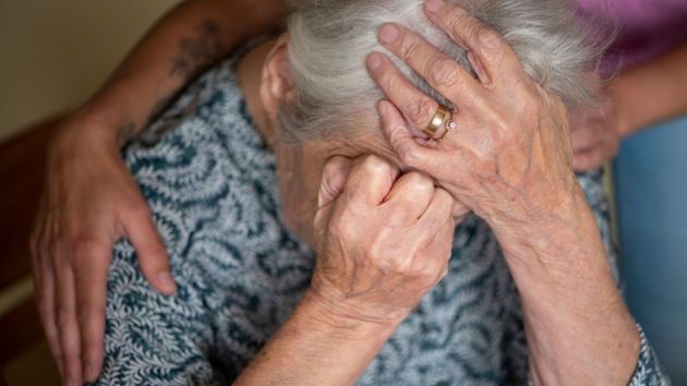 Una jubilada viuda que no puede pagar su casa con la pensión se muda con su hija de forma temporal: se queda 10 años pagando los gastos a medias y cuidando de los niños