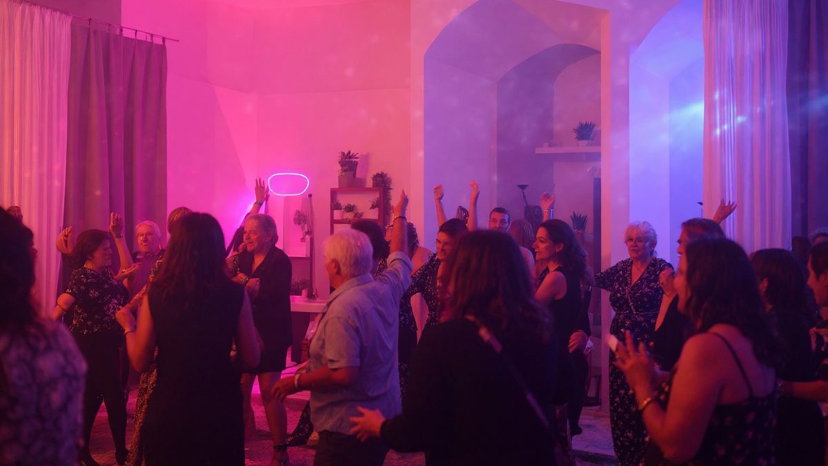 Personas en una fiesta en el salón de una casa