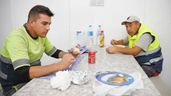 Dos obreros comiendo durante su jornada laboral