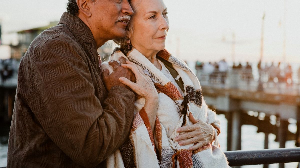 Una pareja de jubilados se da un abrazo
