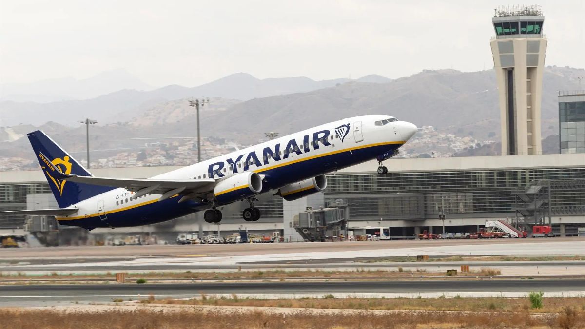 un avión de Ryanair despegando