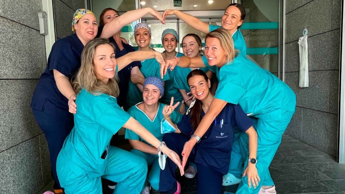 Trabajadores de Quirónsalud hacen un corazón con las manos