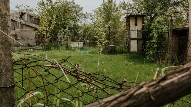 Un jubilado pierde su casa por pasar años sin cuidar su jardín: se la expropiaron porque sus vecinos se quejaron de la maleza
