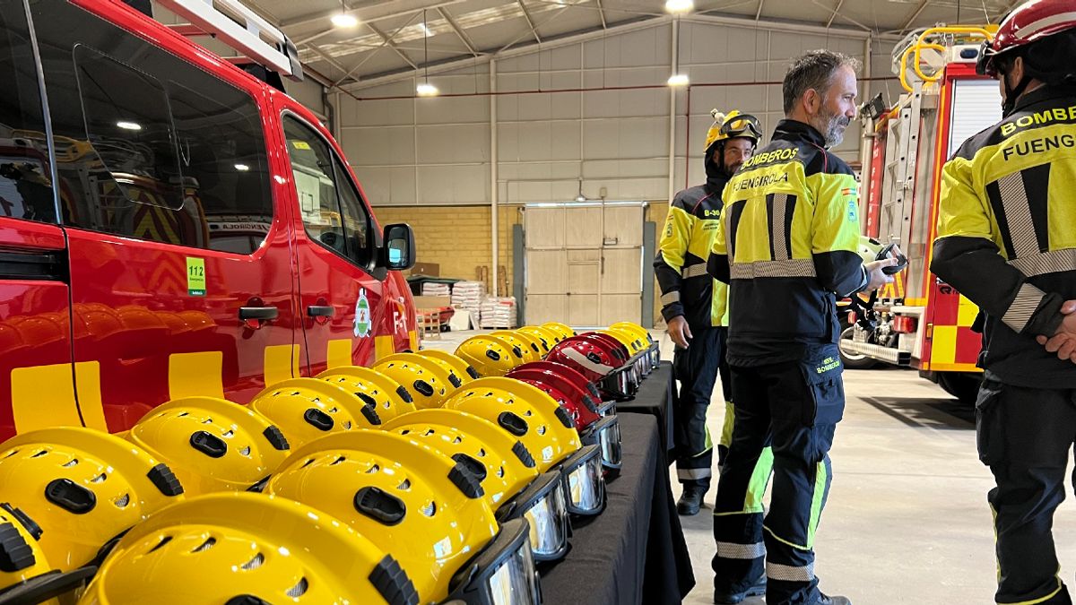 bomberos en un parque de bomberos trabajando