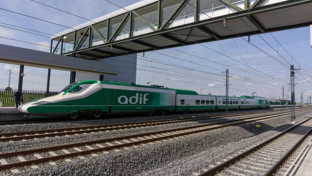 un tren de alta velocidad de adif