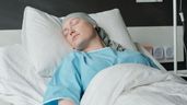 Una paciente con cáncer en la cama