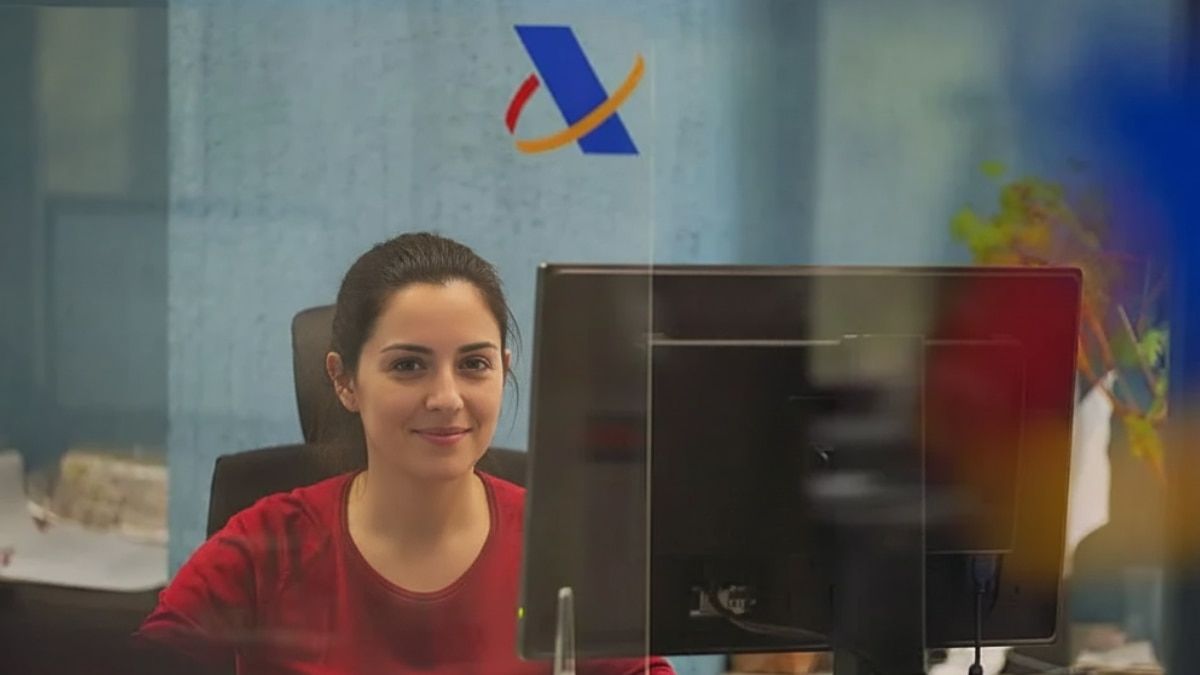 Una mujer presentando la declaración de la Renta