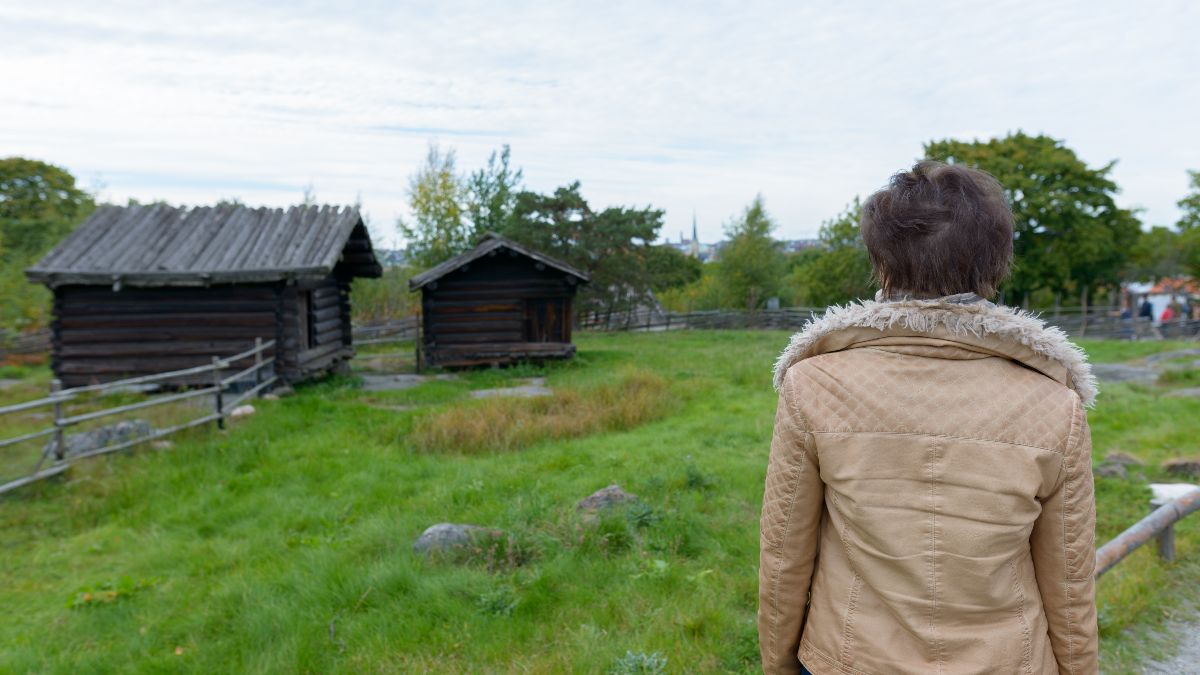 Una mujer en una finca en el campo